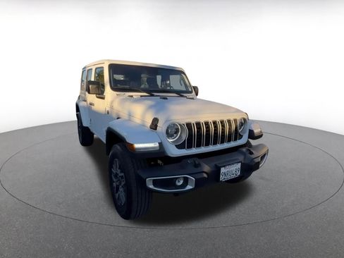 Used 2025 Jeep Wrangler Sahara image 3