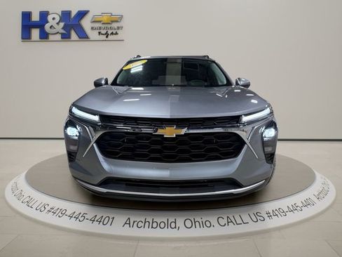 Used 2025 Chevrolet Trax LT w/ Driver Confidence Package FWD image 3