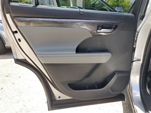 Used 2022 Toyota Highlander Limited image 8