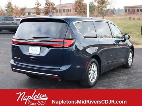 Used 2025 Chrysler Pacifica Select image 4