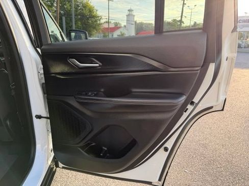 Used 2023 Jeep Grand Cherokee Altitude AWD/4WD image 19