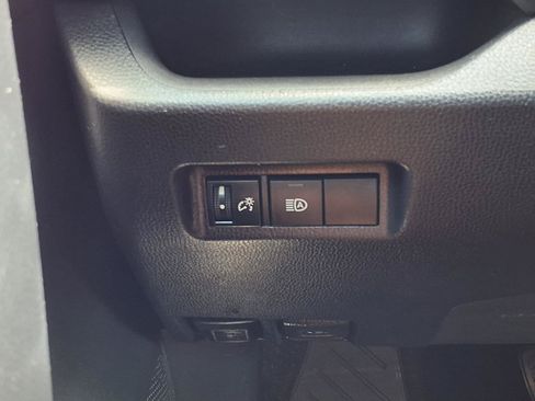 Used 2021 Toyota RAV4 LE FWD image 9