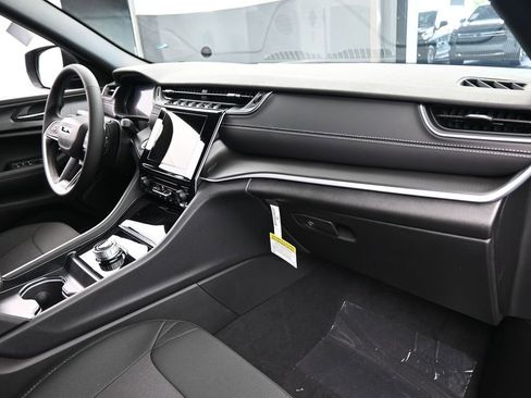 Used 2025 Jeep Grand Cherokee Laredo image 38