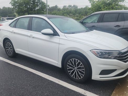 Used 2021 Volkswagen Jetta SE FWD image 2