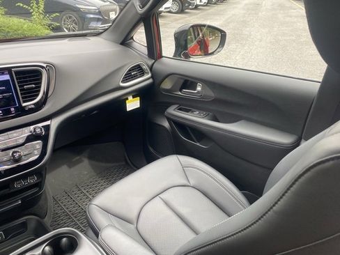 Used 2025 Chrysler Voyager LX image 33