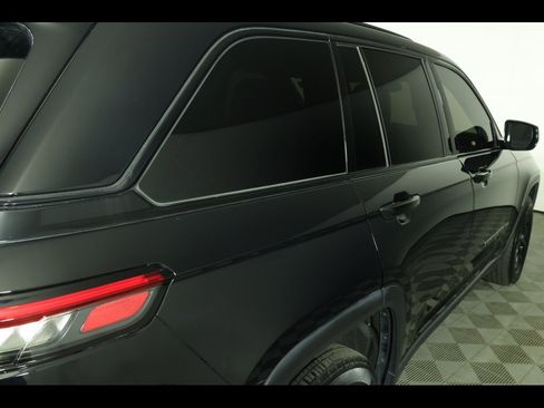 Used 2023 Jeep Grand Cherokee Altitude image 17