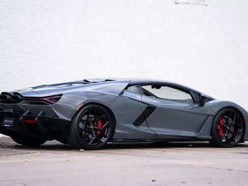 Used 2024 Lamborghini Revuelto image 10