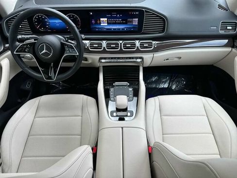 Used 2025 Mercedes-Benz GLS 450 4MATIC image 16