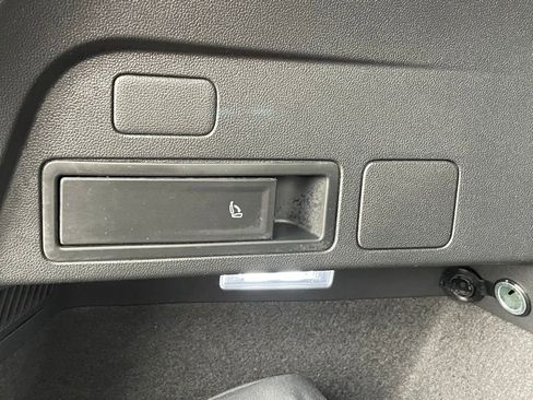 Used 2022 Volkswagen Tiguan SE R-Line image 17