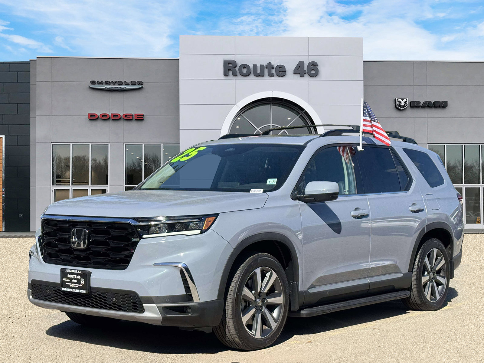 Used 2025 Honda Pilot Touring image 2