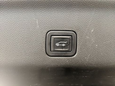 Used 2022 Chevrolet Suburban Z71 w/ Luxury Package image 8