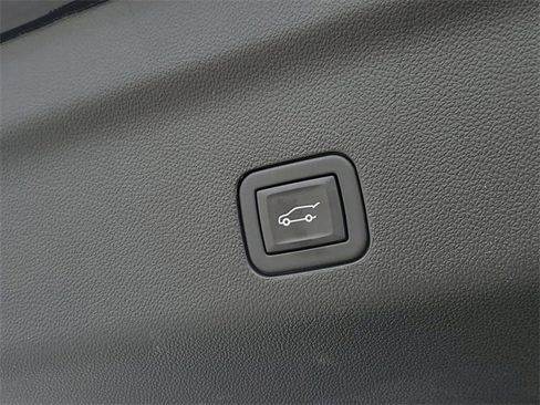 Used 2024 Chevrolet Suburban Premier image 10