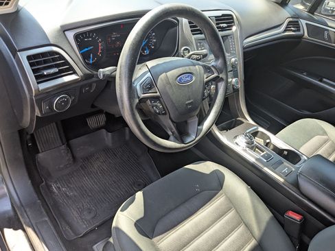 Used 2018 Ford Fusion SE FWD image 17