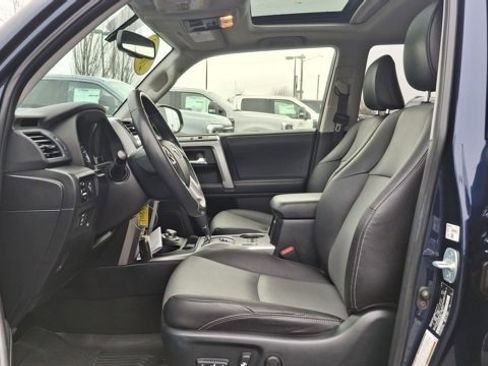 Used 2018 Toyota 4Runner SR5 Premium image 17