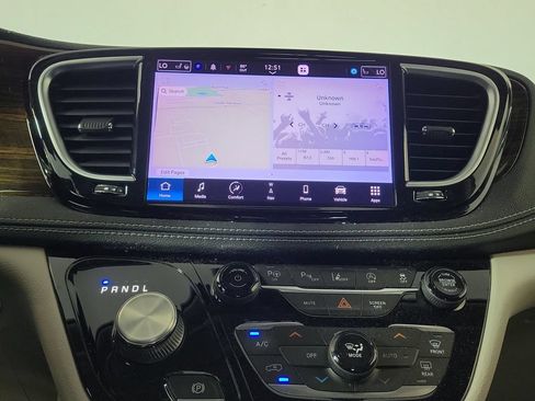 Used 2022 Chrysler Pacifica Limited FWD image 18