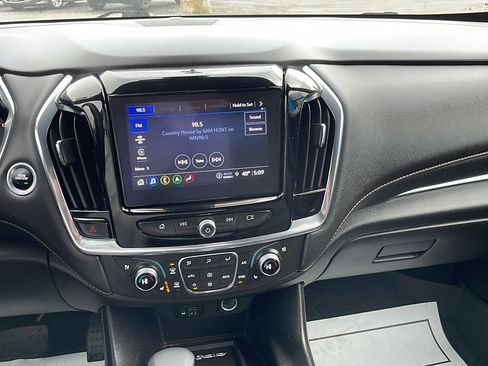 Used 2023 Chevrolet Traverse Premier FWD image 11