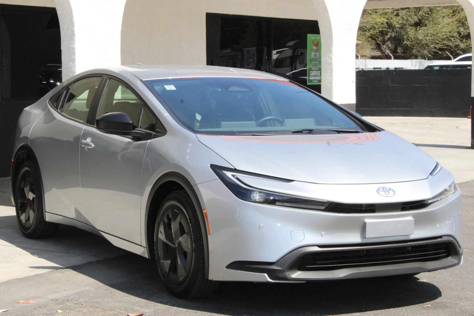 Used 2025 Toyota Prius LE FWD image 3