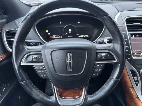 Used 2019 Lincoln Nautilus Select image 11