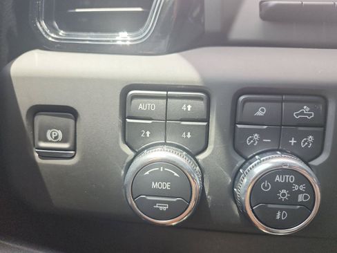 Used 2025 GMC Sierra 2500 AT4 w/ AT4 Premium Plus Package AWD/4WD image 16