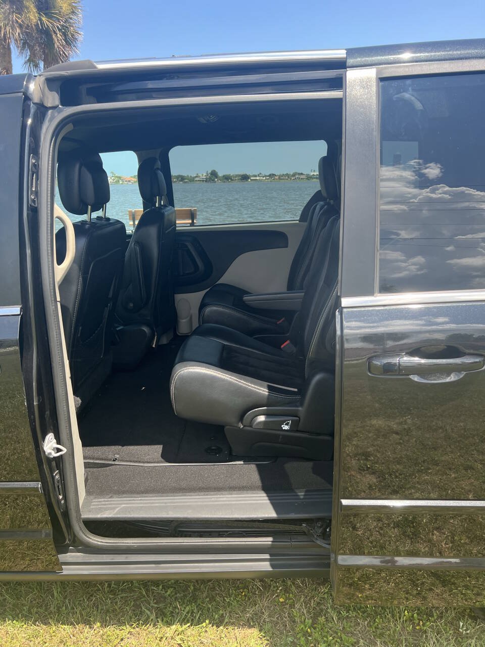 Used 2017 Dodge Grand Caravan SXT FWD image 4