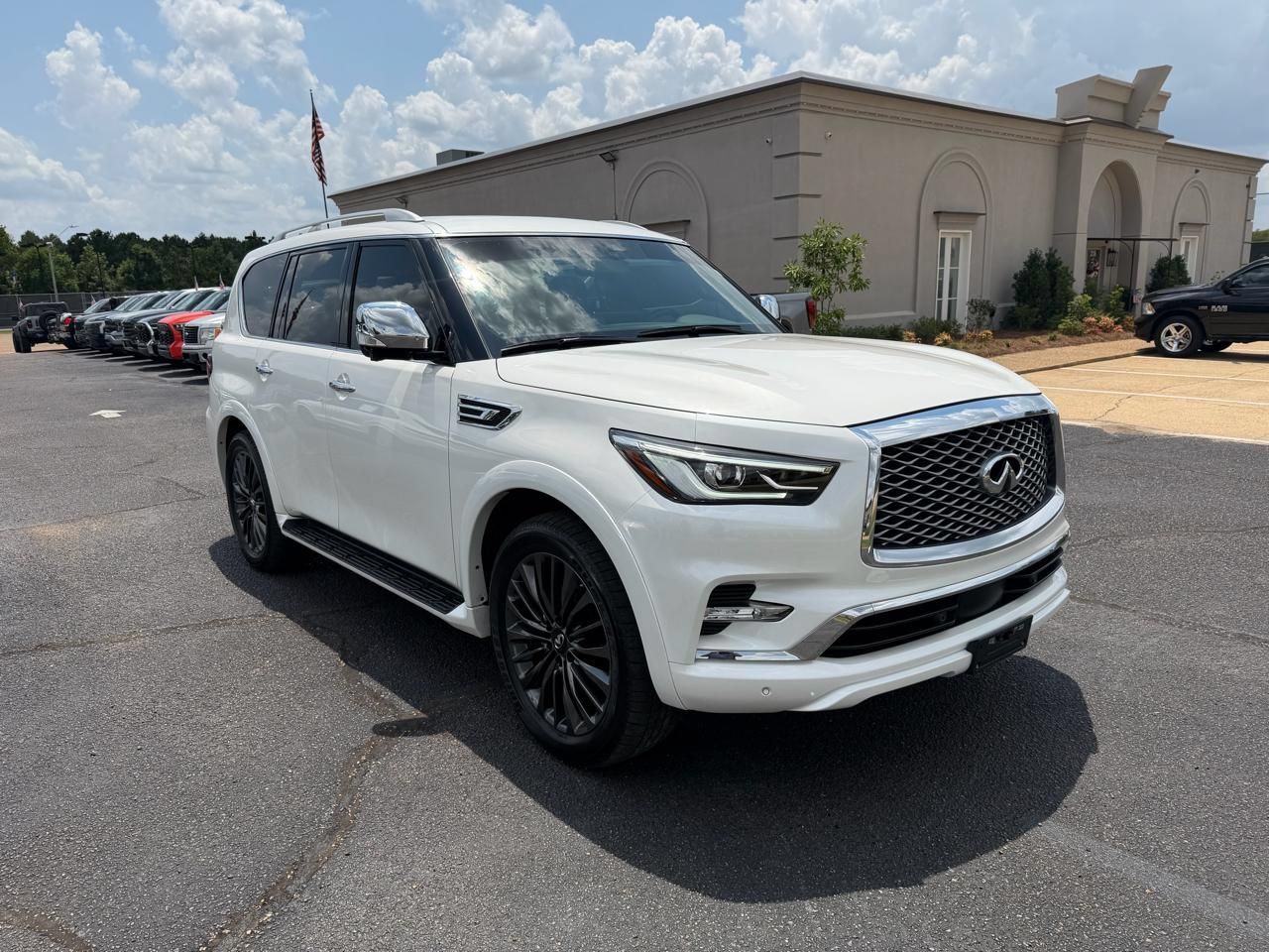 Used 2024 INFINITI QX80 Sensory w/ Cargo Package AWD/4WD image 3