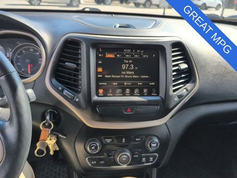 Used 2016 Jeep Cherokee Latitude w/ Cold Weather Group image 8