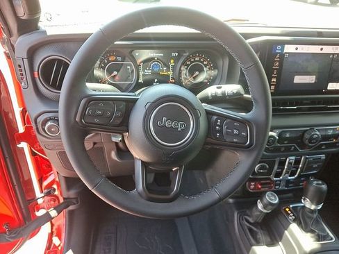 Used 2025 Jeep Wrangler Unlimited Rubicon AWD/4WD image 9
