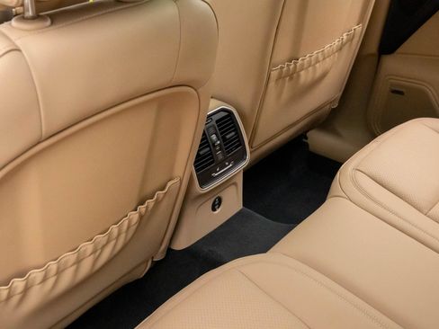 Certified 2026 Porsche Macan AWD/4WD image 17