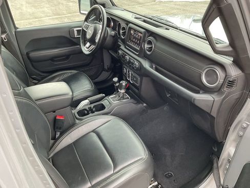 Used 2018 Jeep Wrangler Unlimited Sahara w/ Cold Weather Group image 18