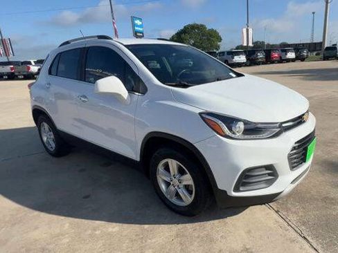 Used 2018 Chevrolet Trax LT w/ LT Convenience Package FWD image 2
