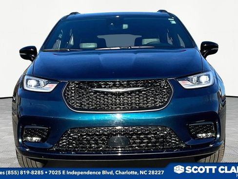 Used 2025 Chrysler Pacifica Limited image 2