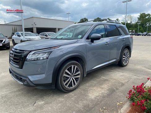 Used 2023 Nissan Pathfinder Platinum image 3