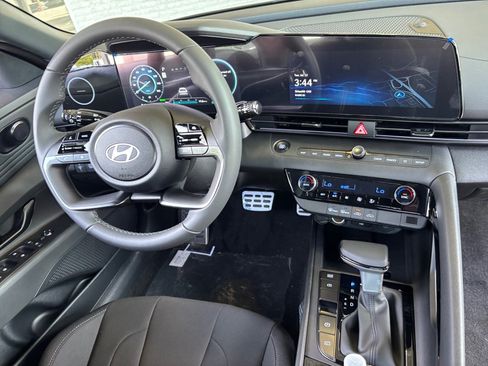 Certified 2025 Hyundai Elantra SEL FWD image 30
