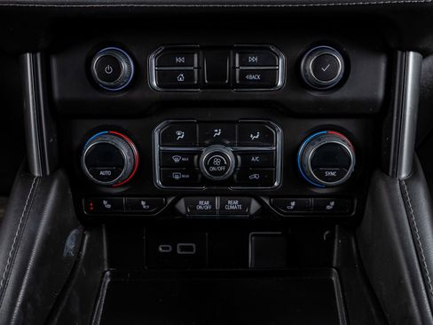 Used 2023 Chevrolet Suburban Z71 w/ Luxury Package image 28