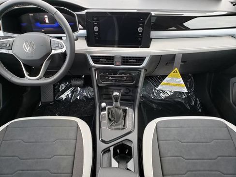 New 2026 Volkswagen Taos SE FWD image 9