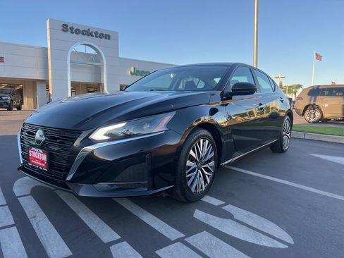Used 2025 Nissan Altima 2.5 SV image 3