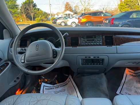 Used 2001 Lincoln Town Car Executive image 10