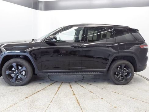 Used 2023 Jeep Grand Cherokee Limited w/ Luxury Tech Group II AWD/4WD image 2