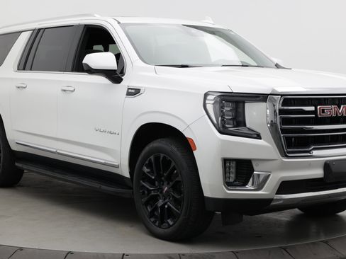 Used 2023 GMC Yukon XL SLT AWD/4WD image 3