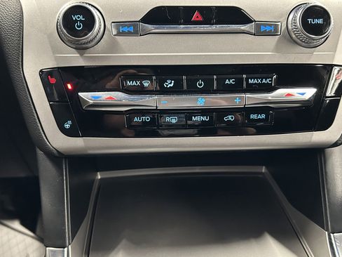 Used 2022 Ford Explorer XLT w/ Equipment Group 202A image 30