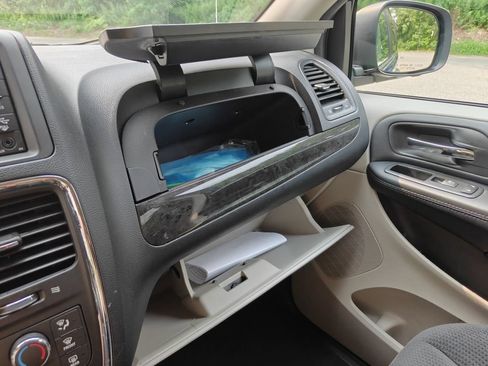 Used 2019 Dodge Grand Caravan SE w/ UConnect Hands-Free Group FWD image 33