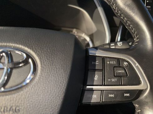 Used 2022 Toyota Highlander XSE image 16