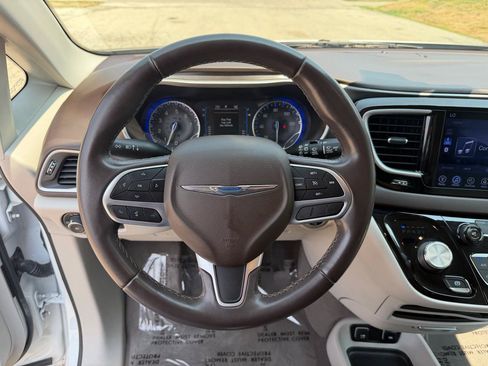 Used 2017 Chrysler Pacifica Touring-L FWD image 18