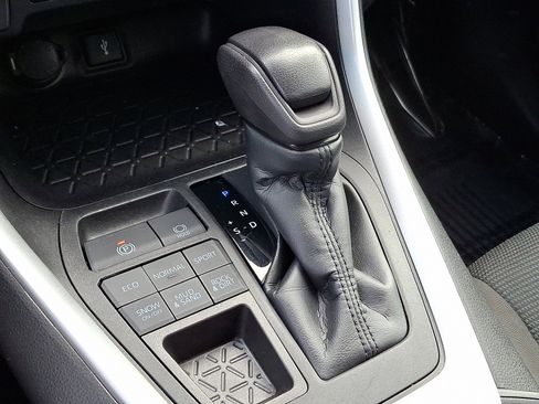 Used 2021 Toyota RAV4 LE image 14