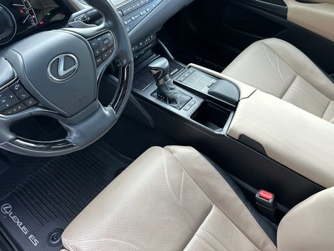 Used 2020 Lexus ES 300h w/ Luxury Package image 10