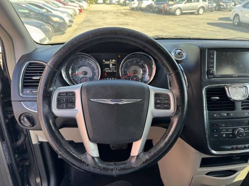 Used 2015 Chrysler Town & Country Touring w/ Driver Convenience Group image 12