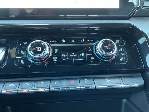 Used 2023 GMC Sierra 1500 AT4 w/ Technology Package AWD/4WD image 17