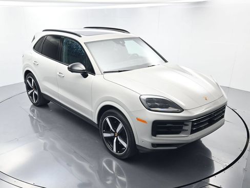 Certified 2025 Porsche Cayenne AWD/4WD image 43