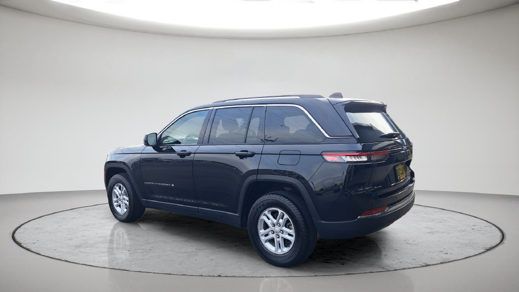 Used 2023 Jeep Grand Cherokee Laredo AWD/4WD image 7