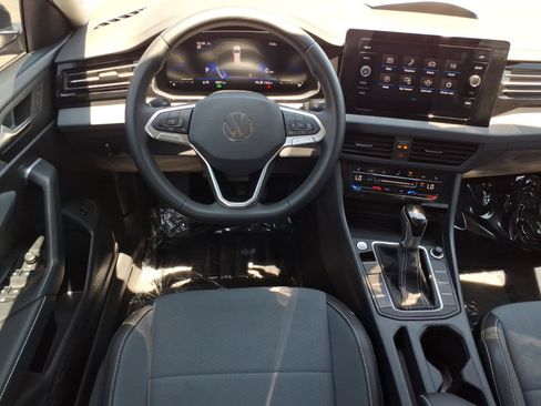 Used 2025 Volkswagen Jetta SE FWD image 25